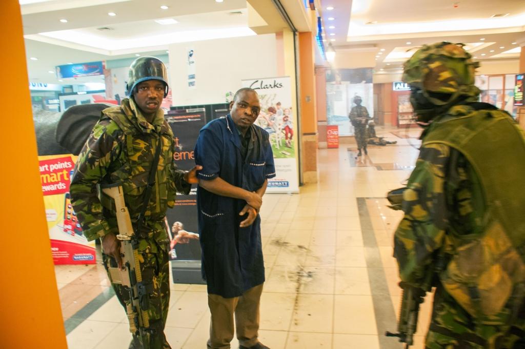 Terors Nairobi lielveikalā turpinās - kaujinieku rokās joprojām esot ķīlnieki