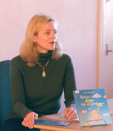 Bibliotēkā tiksies ar rakstnieci Ievu Samausku
