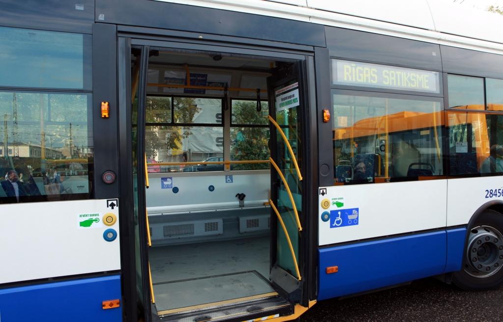 Rīgā nedeklarētajiem par sabiedrisko transportu prasīs uz pusi lielāku maksu