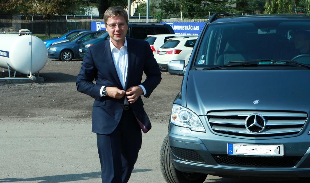 Ušakovs norāda uz soli bezmaksas sabiedriskā transporta virzienā; Pūķis: cietīs paši rīdzinieki