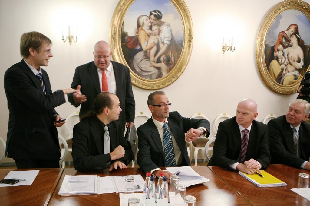 ZZS tiekas ar NA; alternatīvu koalīciju neesot kaldinājuši
