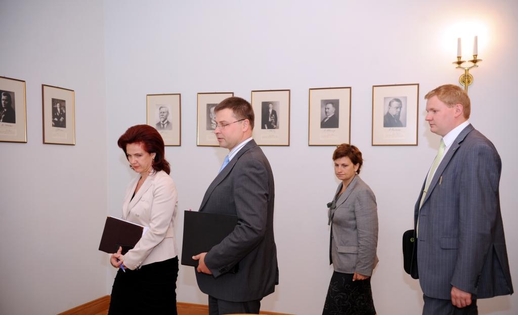 Ap Vienotību savelkas tumšāki mākoņi