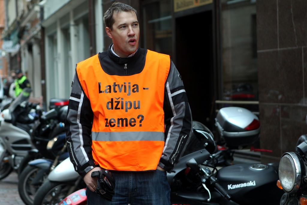 Papildināts ar foto - Motociklisti protestē pret bedrēm un valdības vienaldzību