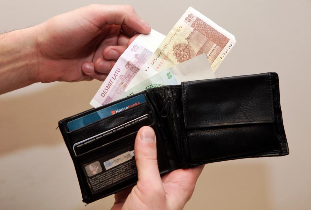 Uzlabo prognozi un sadala vēl 17 miljonus