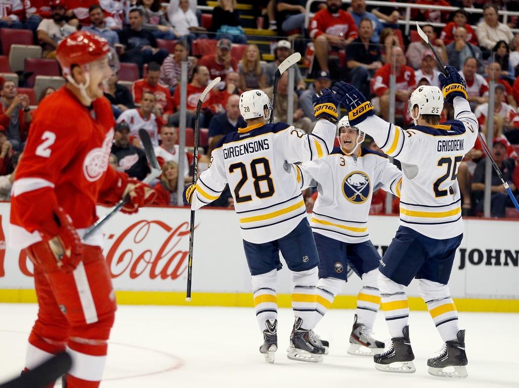 papildināta (7:15) - Girgensons gūst vārtus jau savā pirmajā spēlē NHL, Sabres zaudē Detroitā (VIDEO un FOTO)