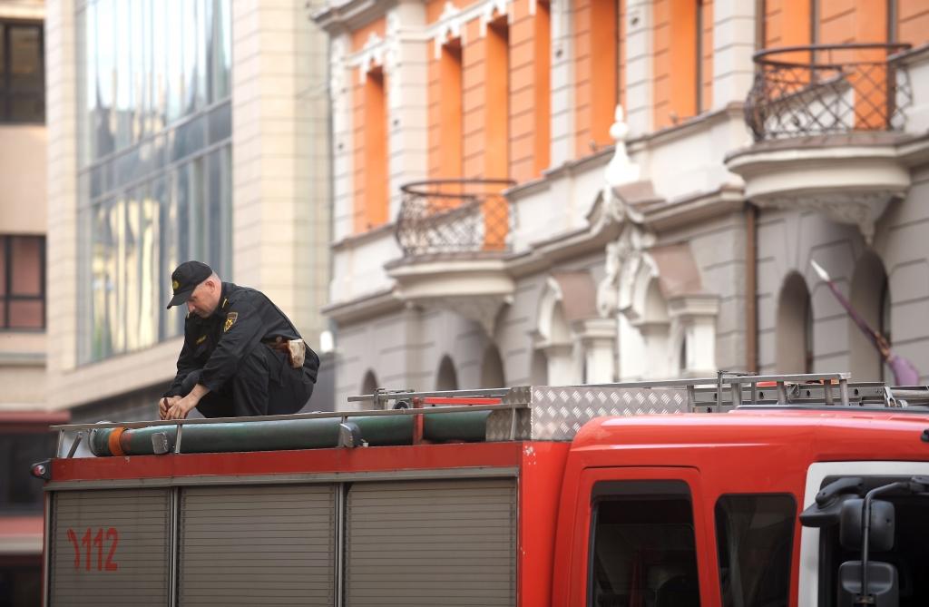 papildināts ar FOTO - Rīgas centrā aizdegusies sešstāvu ēka