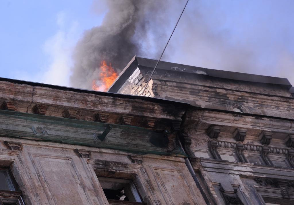 papildināts (plkst.15:48) - Ugunsgrēks Rīgas centrā lokalizēts