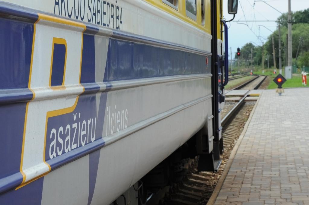 Pasažieru vilciens pats sevi paliek zem riteņiem