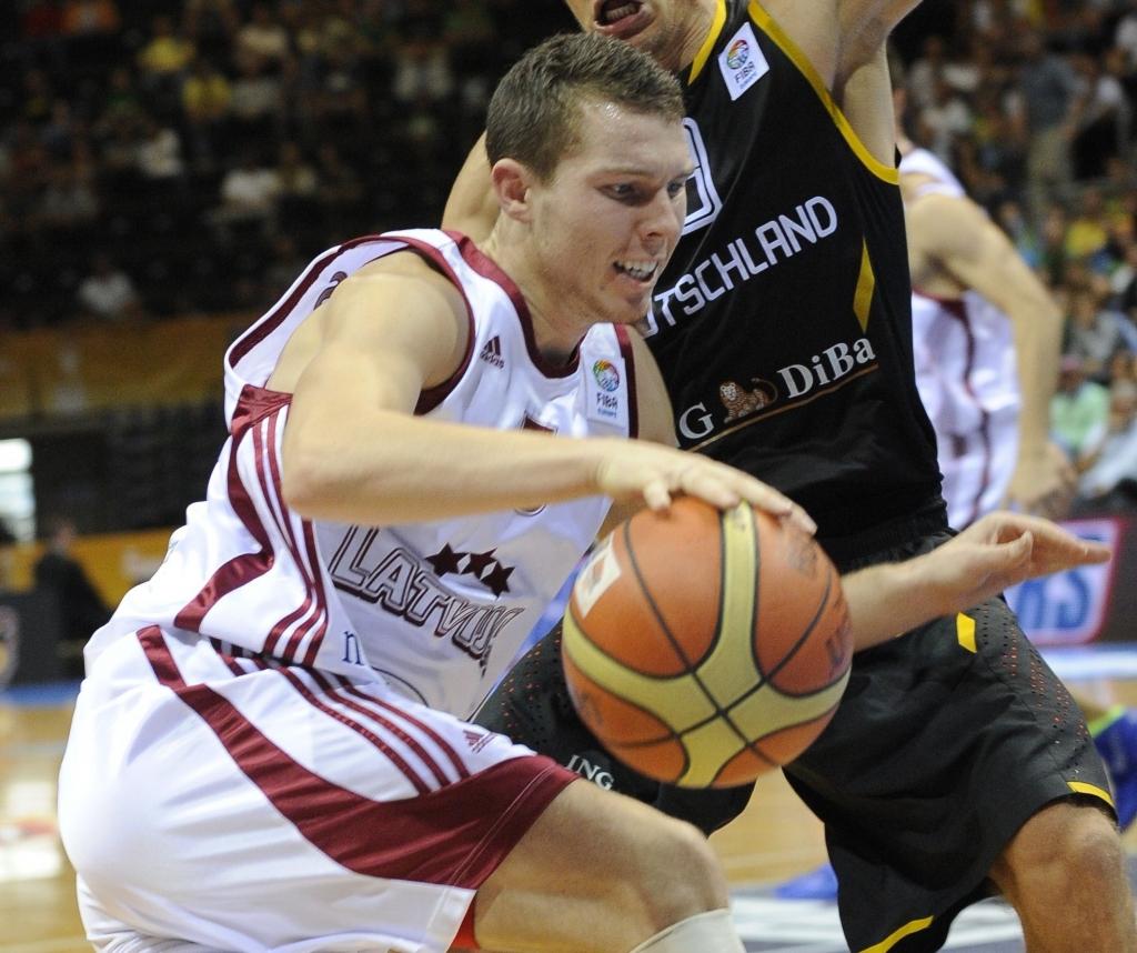 Dairis Bertāns iemet 19 punktus pret NBA klubu 76ers