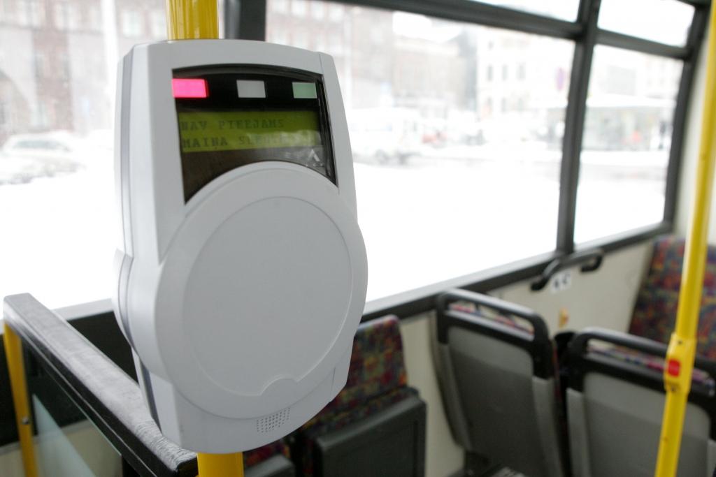 Rīgas dome nolēmusi - Rīgā nedeklarētie par sabiedrisko transportu maksās dubultā