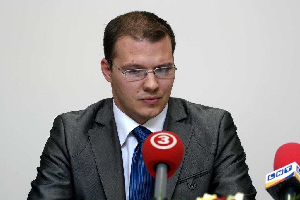 papildināts (16:39) NA nemierā ar EM aprēķiniem uzturēšanās atļauju jautājumā un draud pamest valdību