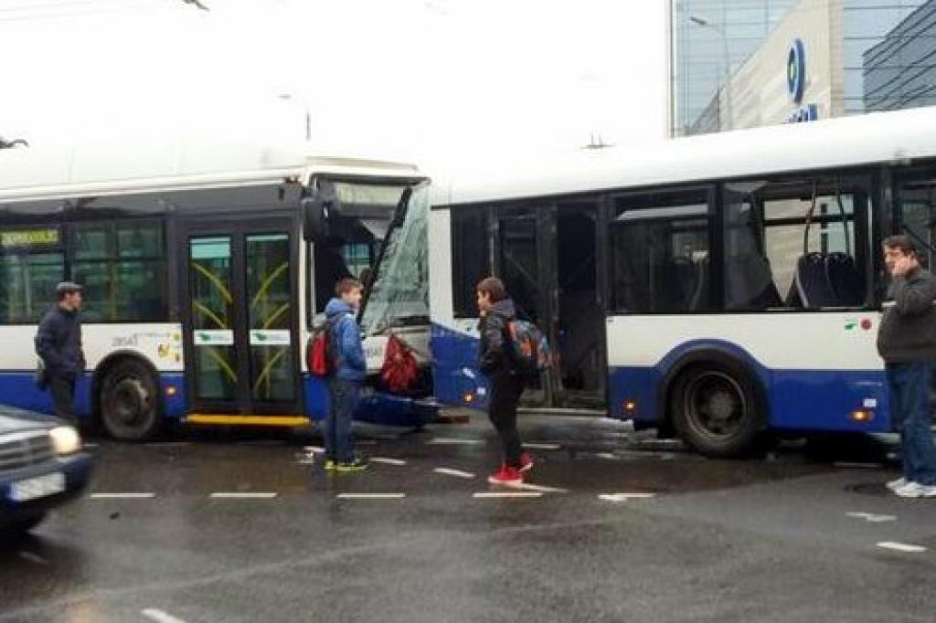 FOTO: Rīgas centrā saskrienas autobuss un trolejbuss; cietusi pasažiere