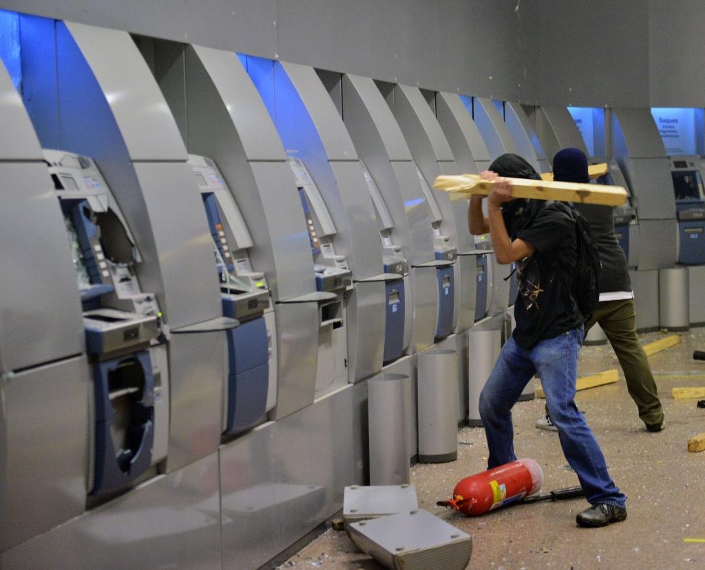 Brazīlijā protestētāji demolē bankas un uzlauž bankomātus