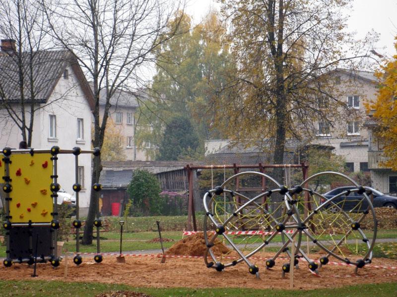 Jaunatnes parkā uzstāda āra trenažierus