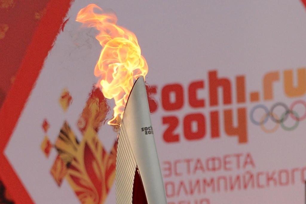 Tviterpērles: Kā Olimpisko lāpu nogādāt Sočos, lai tā nenodzistu?