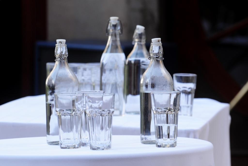 Nelegālā alkohola lietā Jelgavā aizturētas piecas personas