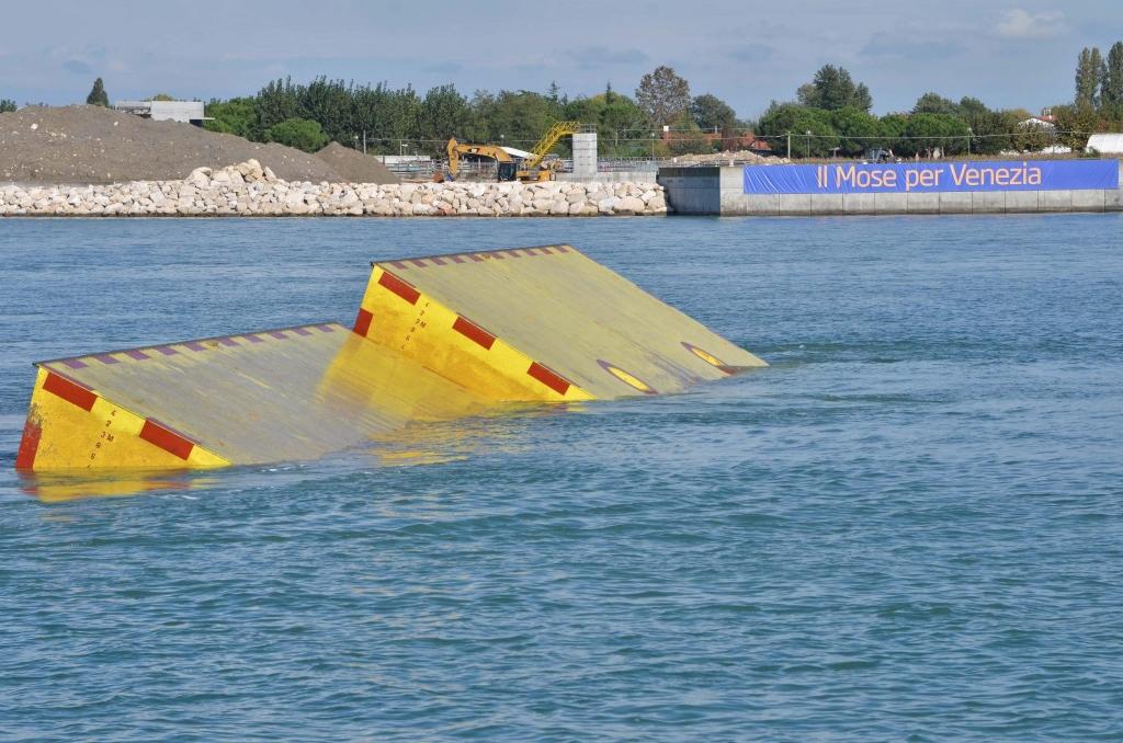 Venēcija testē 5 miljardus vērtas plūdu barjeras