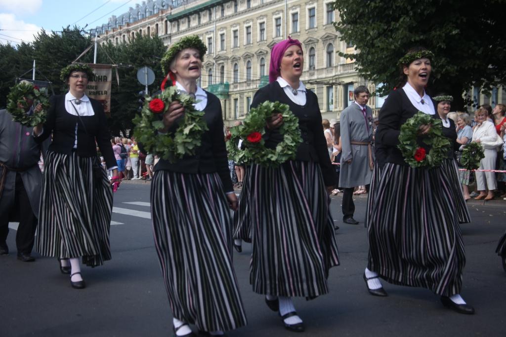 Apbalvojumus saņem 30 kolektīvi