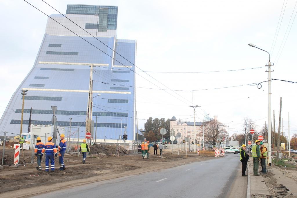 papildināts (13:07) - FOTO: Pie Gaismas pils atrasts artilērijas lādiņš