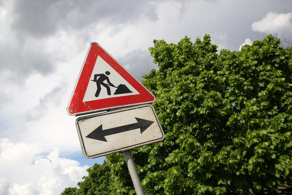 Būvnieki atbild: Kāpēc ceļus nebūvē naktīs? 