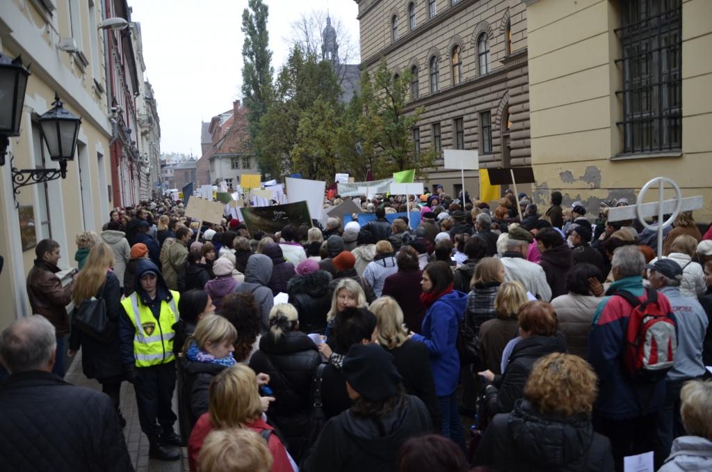 papildināts ar FOTO (10:13) - Noslēdzies skolotāju pikets pie Saeimas
