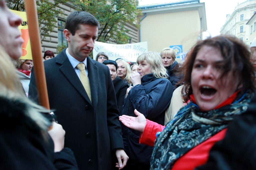 Vairāk nekā 1000 pedagogi un zinātnieki pie Saeimas izsvilpj valsts budžeta projektu