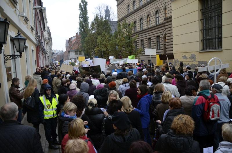 Pie Saeimas piketē arī pedagogi no Gulbenes novada