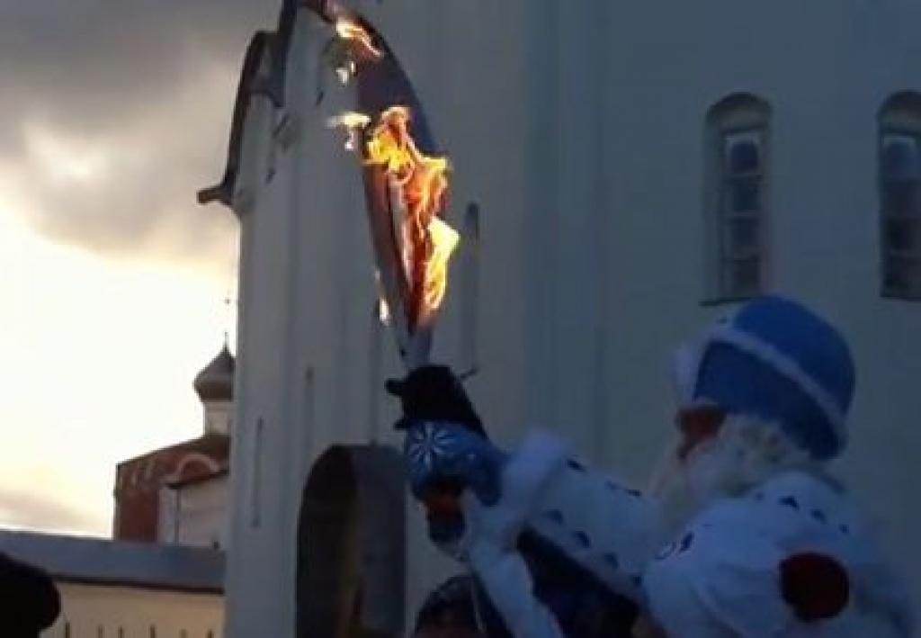 Olimpiskās lāpas nedienas Krievijā turpinās: Šoreiz gandrīz aizdegas Salatēvs