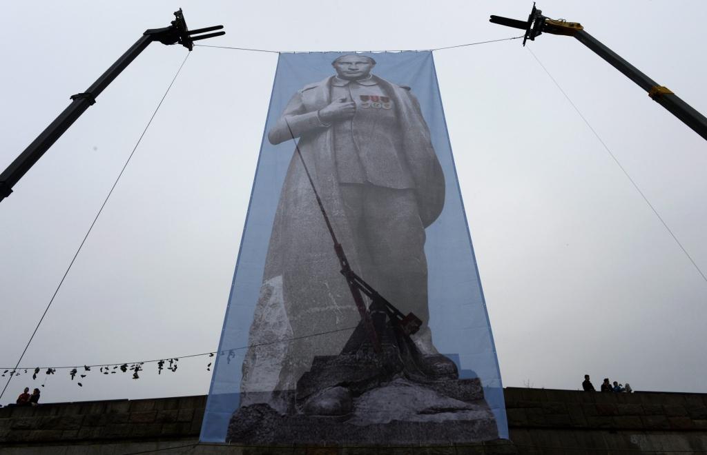 Prāgā Staļina pieminekļa vietā izkārts milzīgs Putina plakāts
