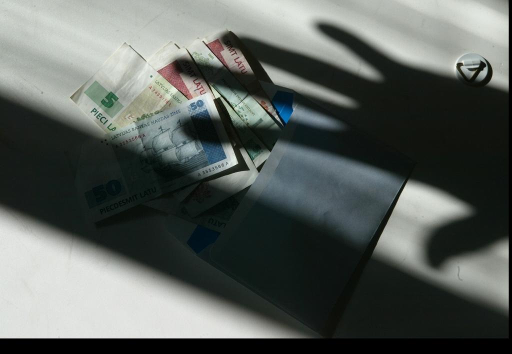 Atkal dzīvojam uz parāda - pieaug banku izsniegto kredītu apjoms