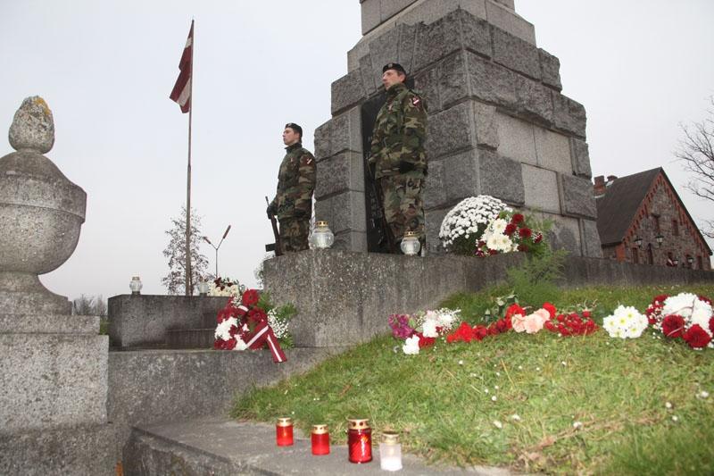 Ziedu nolikšana pie pieminekļa par Latvijas brīvību kritušajiem Gulbenes draudzes locekļiem