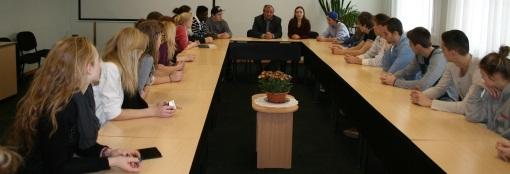 Tiekas ar starptautiskā jauniešu demokrātijas projekta dalībniekiem