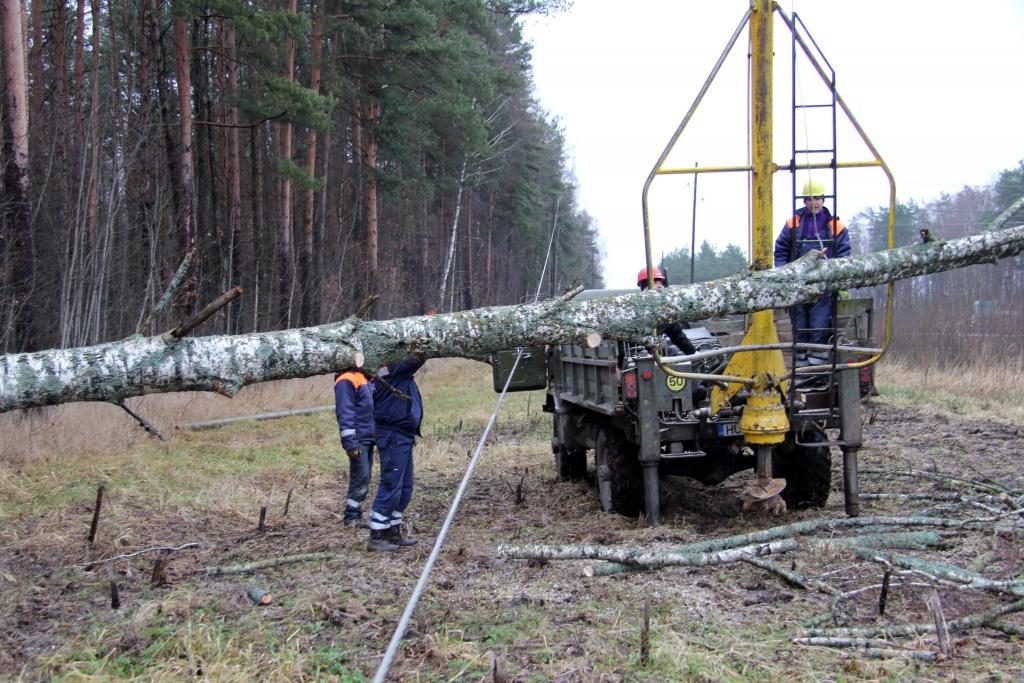 Elektrība visiem vēl nav atjaunota; traucēta arī ūdens apgāde