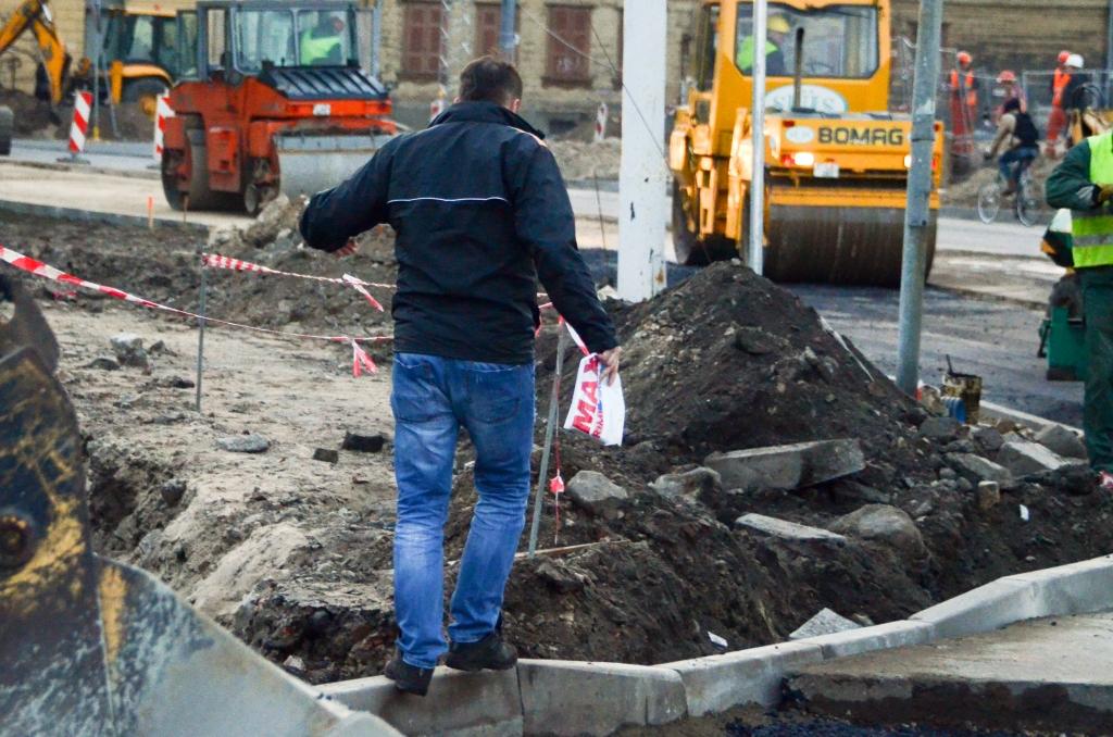 FOTO: Gājēji pie Gaismas pils joprojām spiesti manevrēt starp mašīnām un būvbedrēm