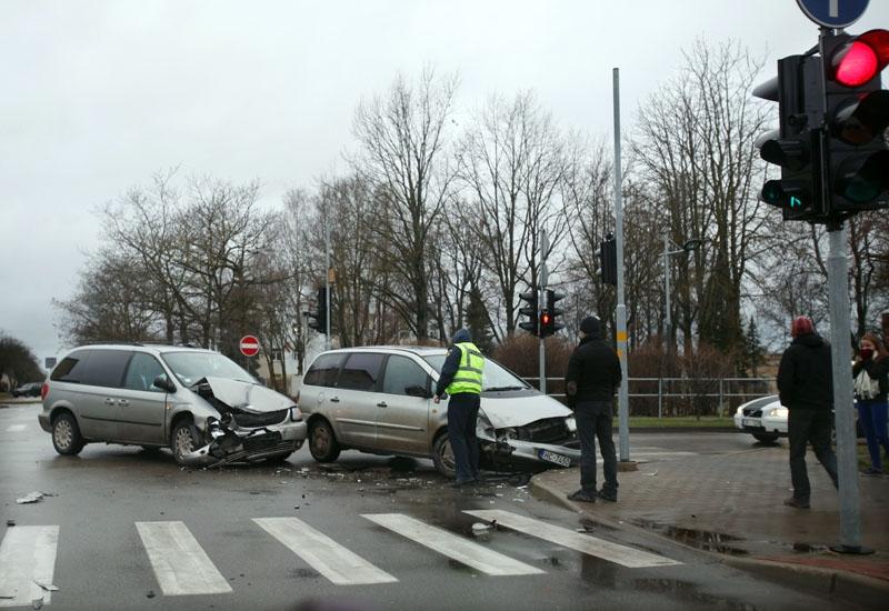 Gulbenē notiek divu automašīnu sadursme, cietušo nav 