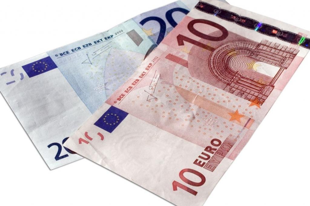 Eiro cena, reaģējot uz ECB lēmumu, sarūk