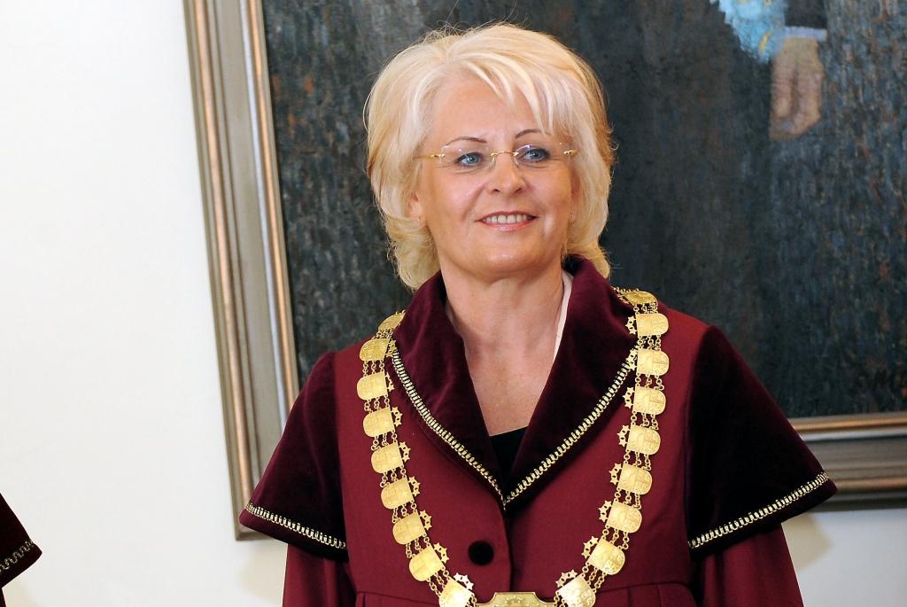 Atstāj spēkā naudassodu dokumentu viltošanā apsūdzētajai Muižniecei