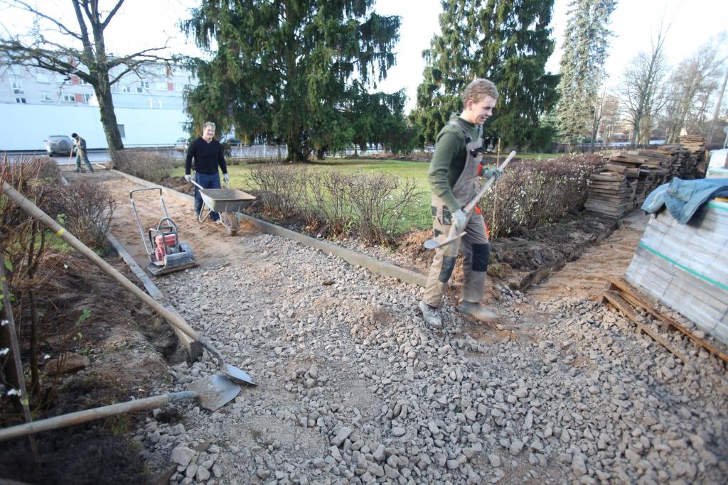 Labiekārto skolas apkārtni