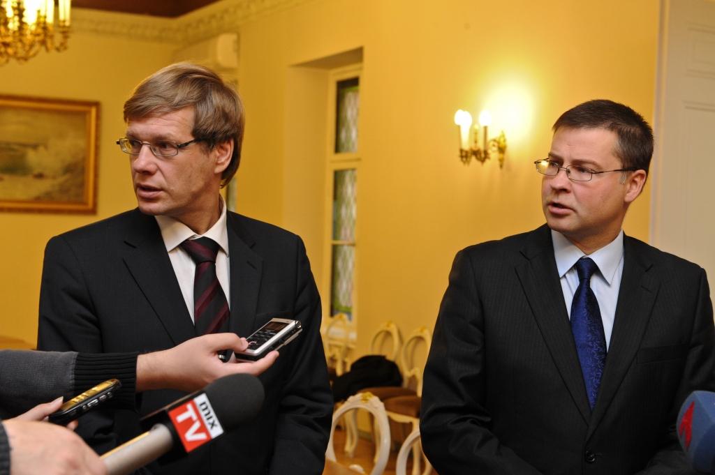 Kopā nespēj, šķirties negrib