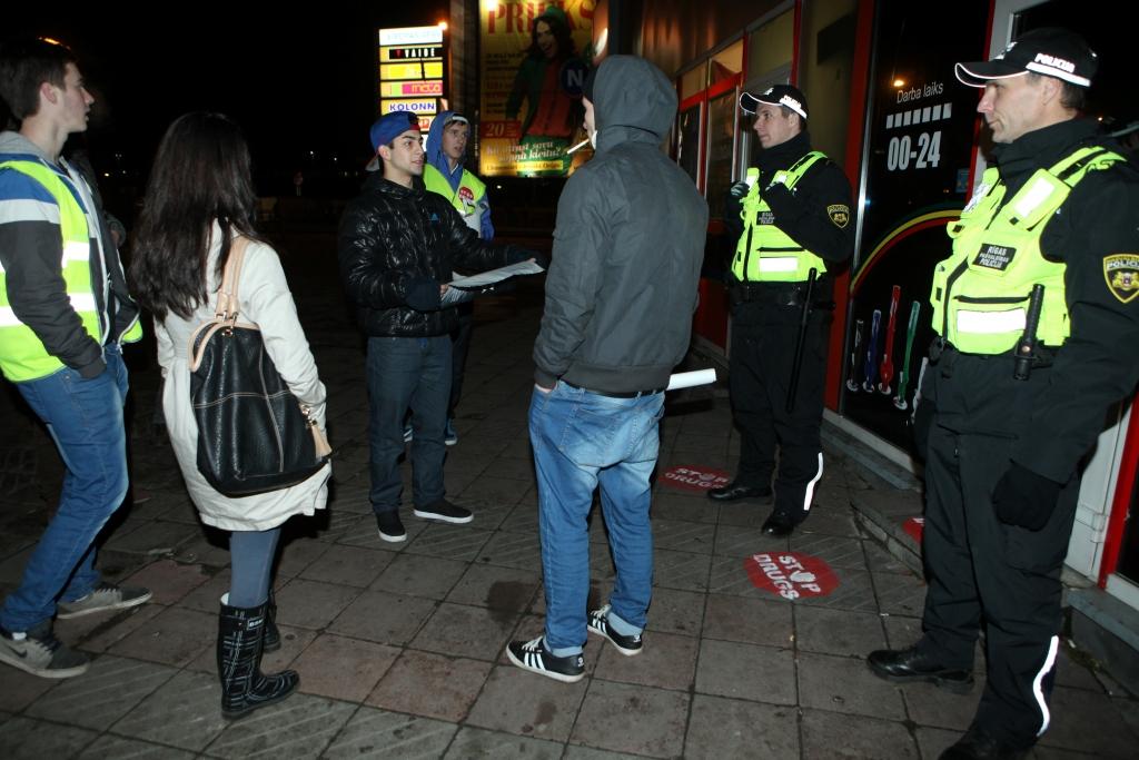Policija liedz aktīvistiem līmēt plakātus uz "legālo narkotiku" bodes