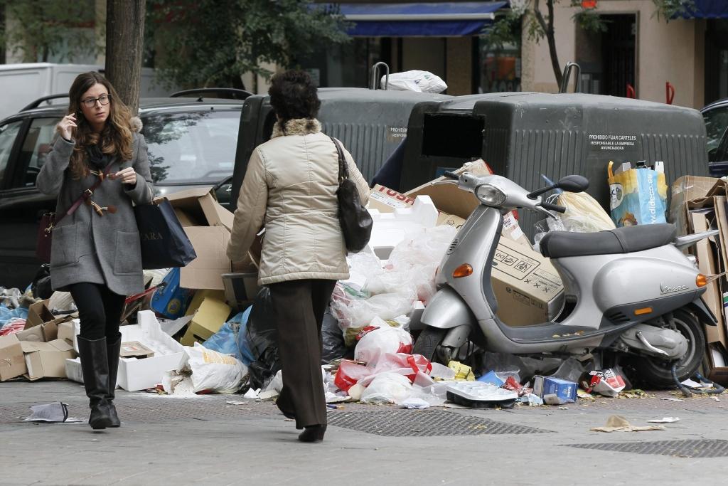 Streika dēļ Madride jau otro nedēļu grimst atkritumos