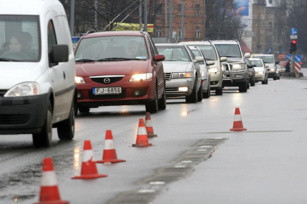 Valsts svētku priekšvakarā Rīgā ierobežos satiksmi