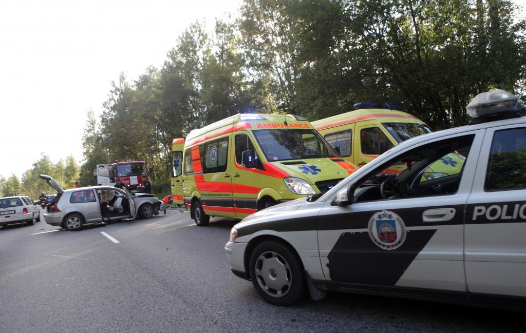 Vīrietis stiprā reibumā izraisa trīs automašīnu sadursmi, vairāki cietušie