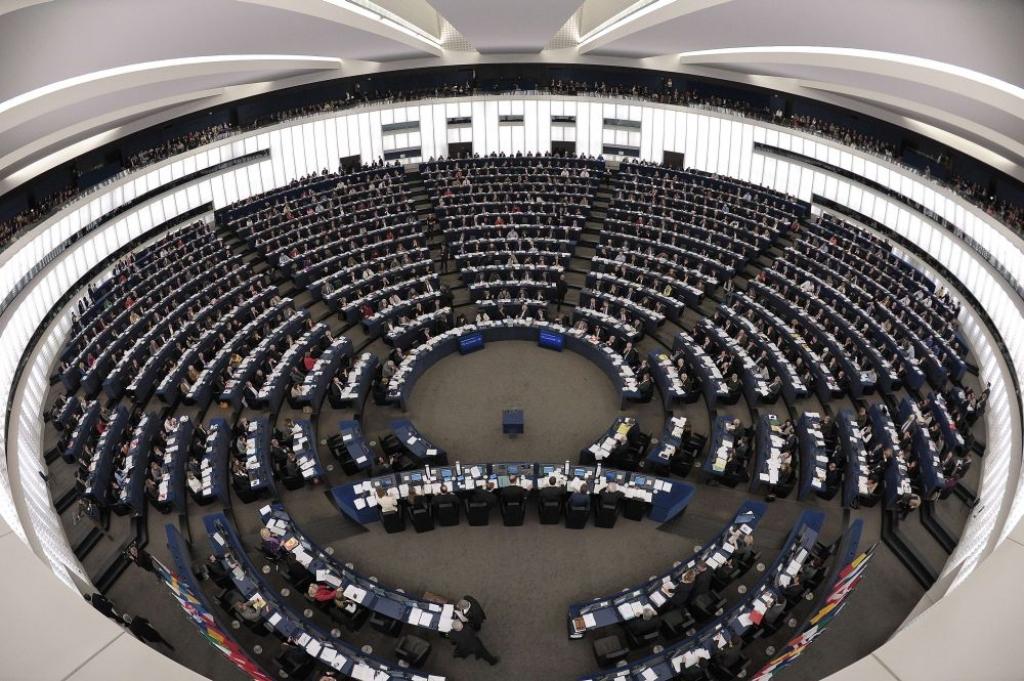 Eiropas Parlaments apstiprina ES daudzgadu budžetu 