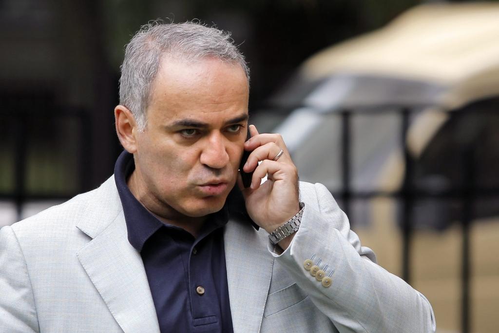 Kasparovu atbalsta atsevišķi deputāti no četrām partijām