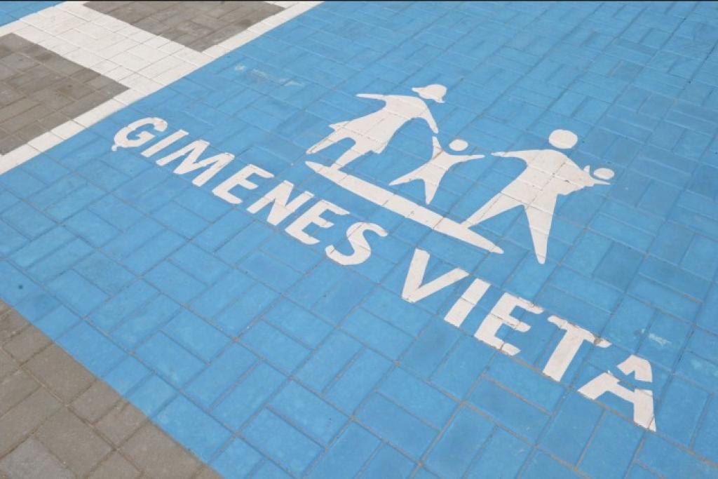 Būvnieku pārstāvji atrodas pie iebrukušā veikala Maxima Zolitūdē, taču traģēdijas iemeslus nekomentē