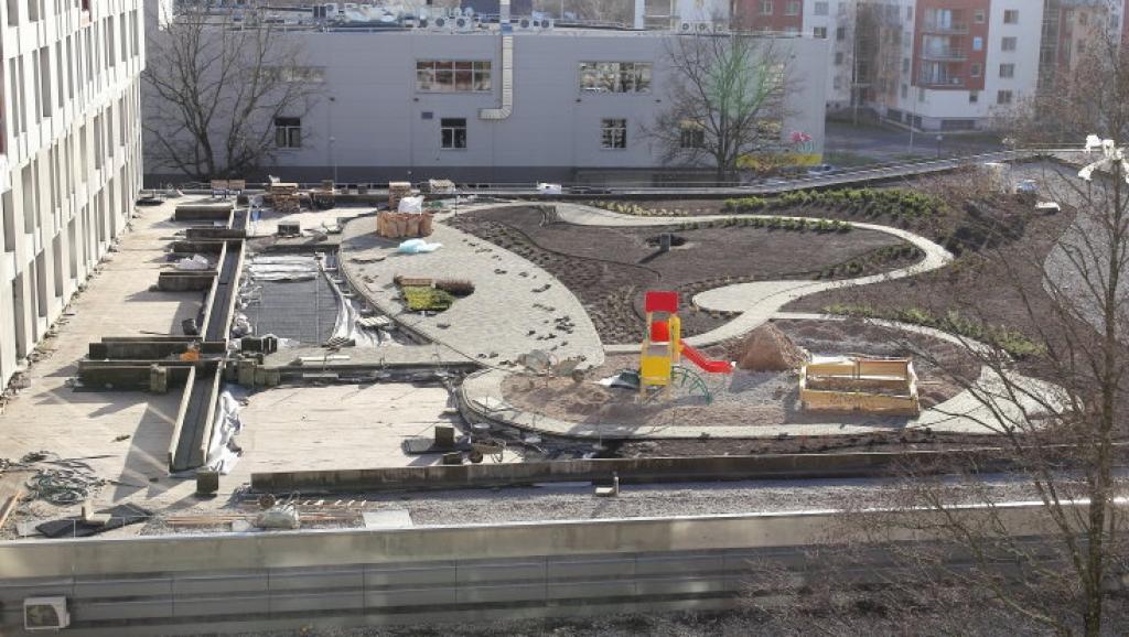Būvnieks un būvuzraugs nezina, cik liels smagums atradies uz sabrukušā veikala jumta