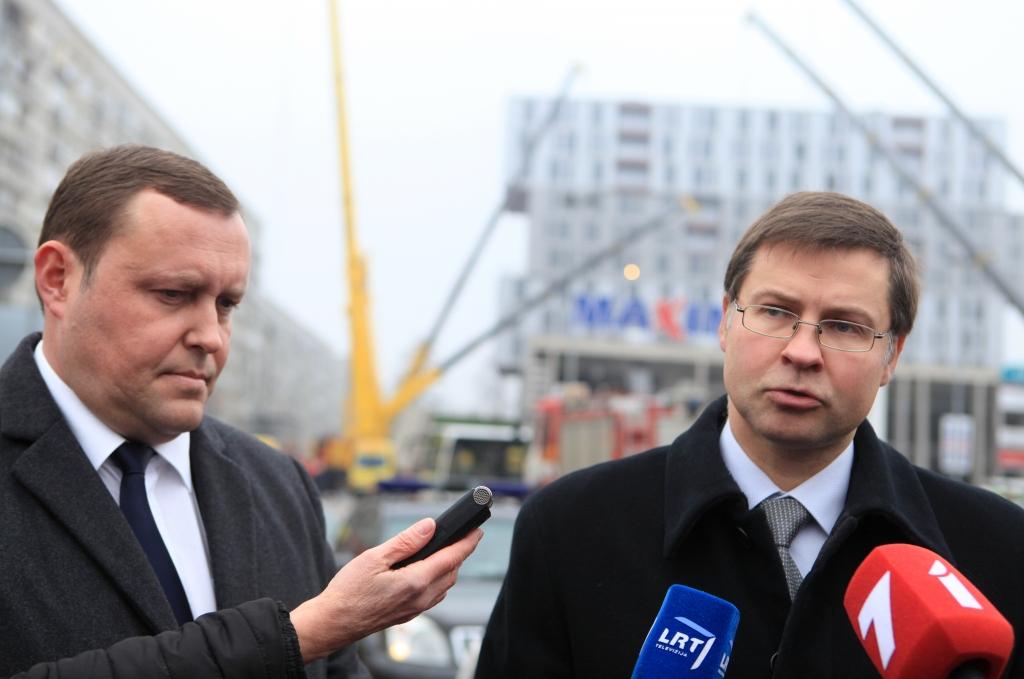 papildināts (22:45)- Dombrovskis: Traģēdija Zolitūdē jāizmeklē daudz operatīvāk par Rīgas pils ugunsgrēku