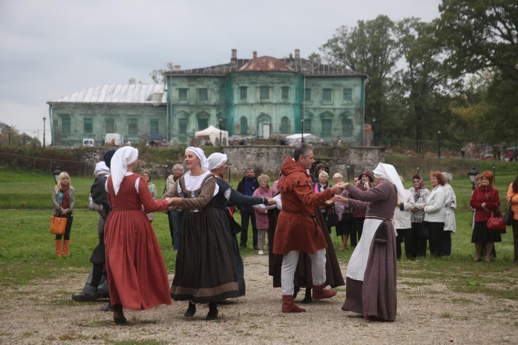 Trijās izsolēs plāno pārdot Vecgulbenes muižas kompleksa daļas