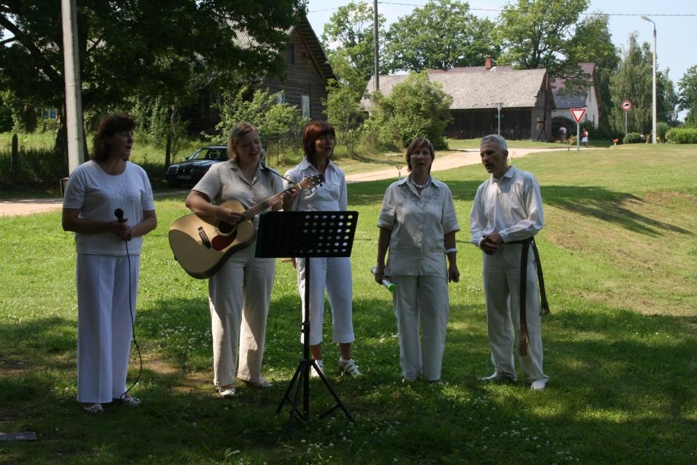 Beļavā - Lejasciema folkloras grupas "Smaržo siens" koncerts "Kūru, kūru uguntiņu" un lielās egles iedegšana